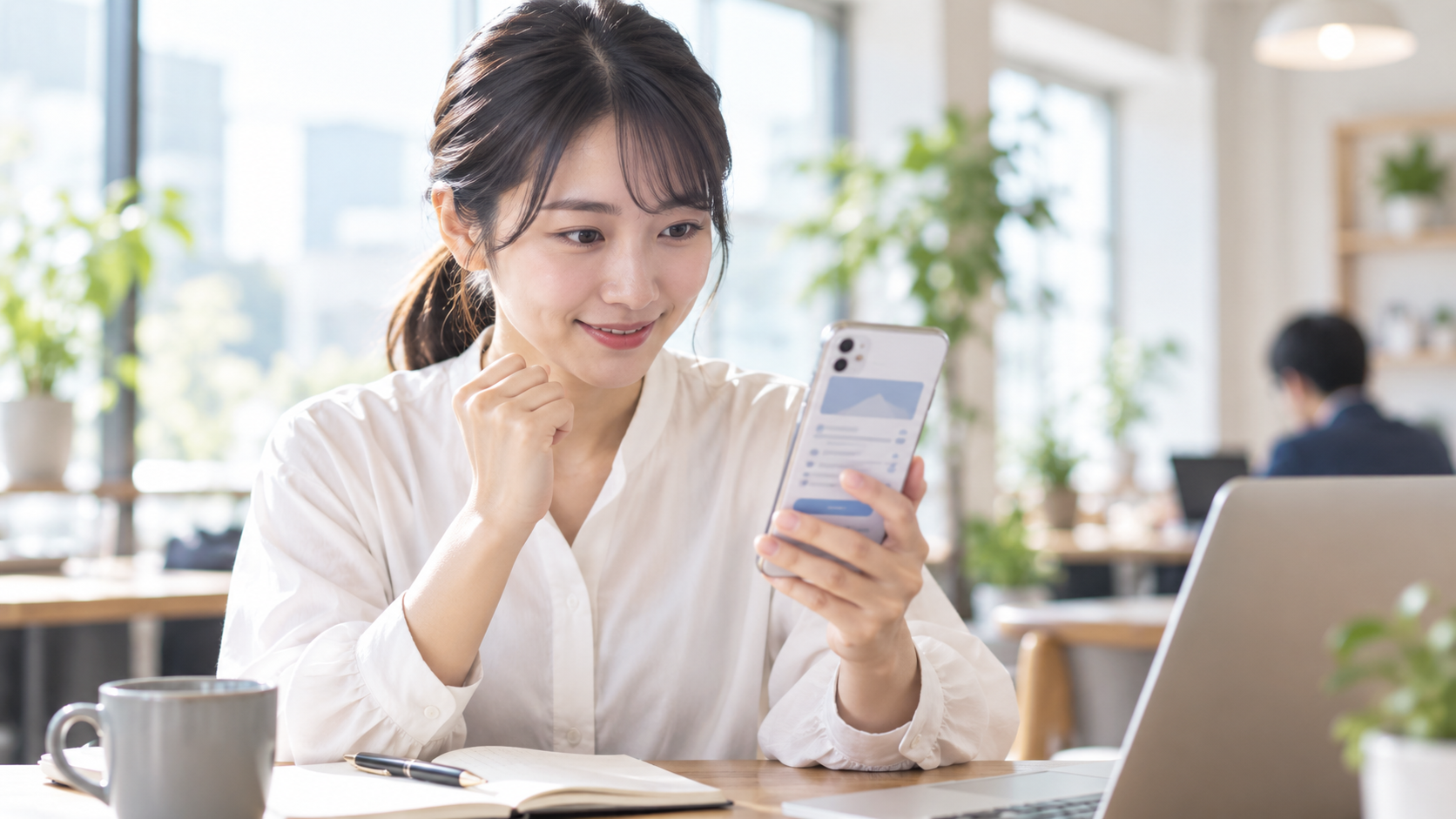スマートフォンで求人情報を見て、応募しようとしている求職者。応募フォームが長いと、この一歩でやめられてしまう