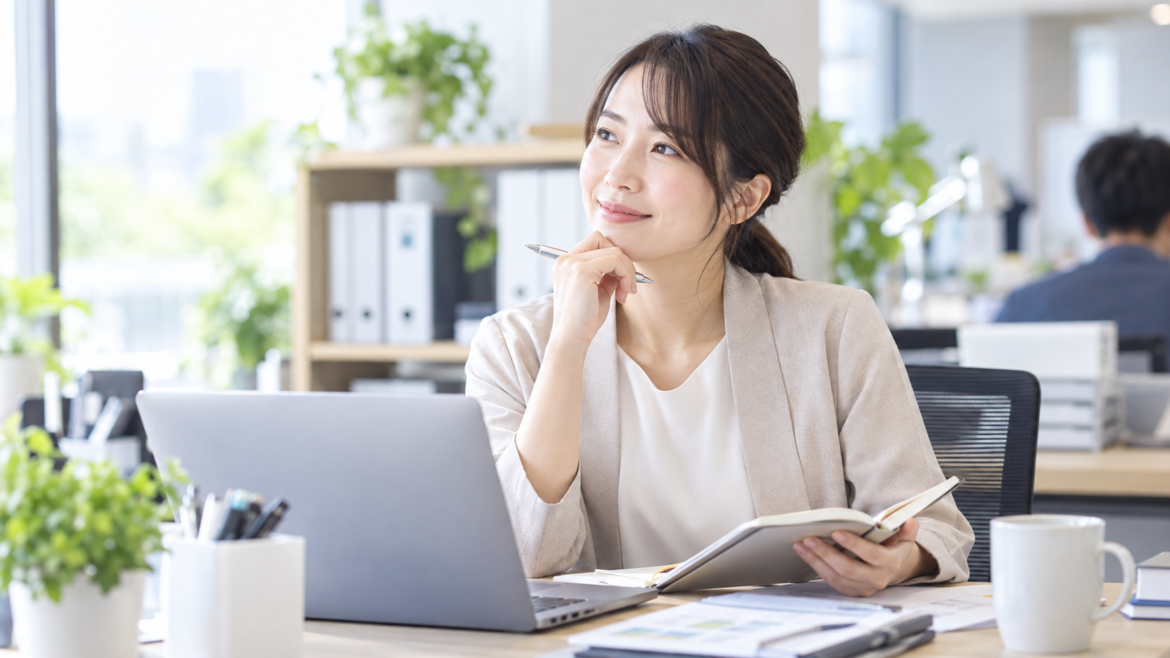 中小企業の採用担当者が、求人の職種名や内容を考えている様子